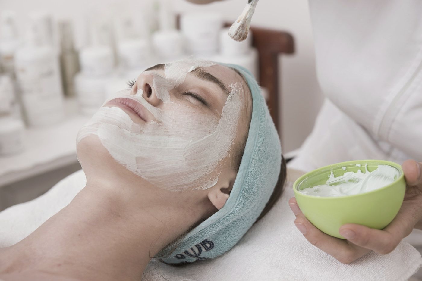 Gesichtsmaske bei der Kosmetikbehandlung