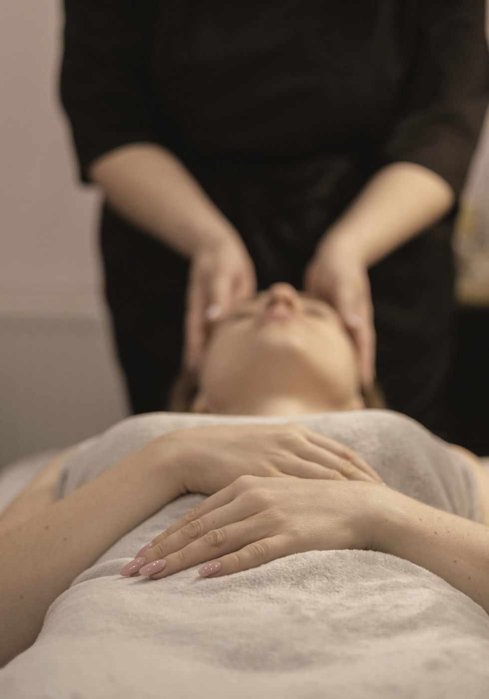 Entspannende Gesichts- und Nackenmassage
