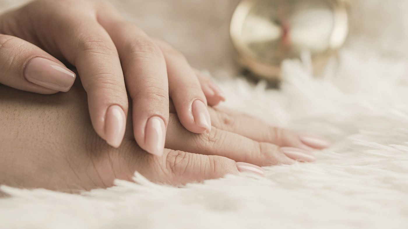 Gepflegte Hände mit Nude-Maniküre