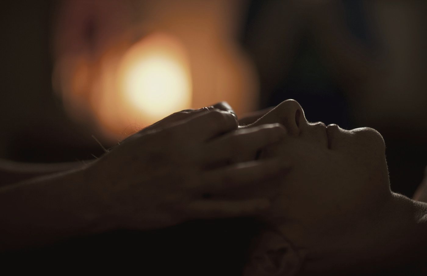 Gesichtsmassage bei Kerzenlicht