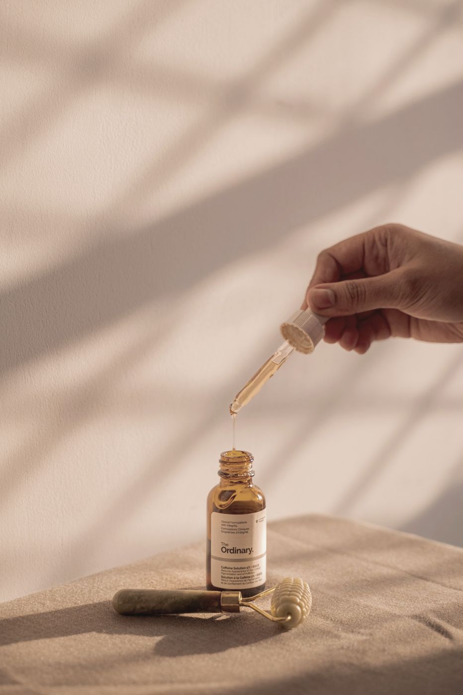 Pflegeserum mit Pipette im warmen Licht