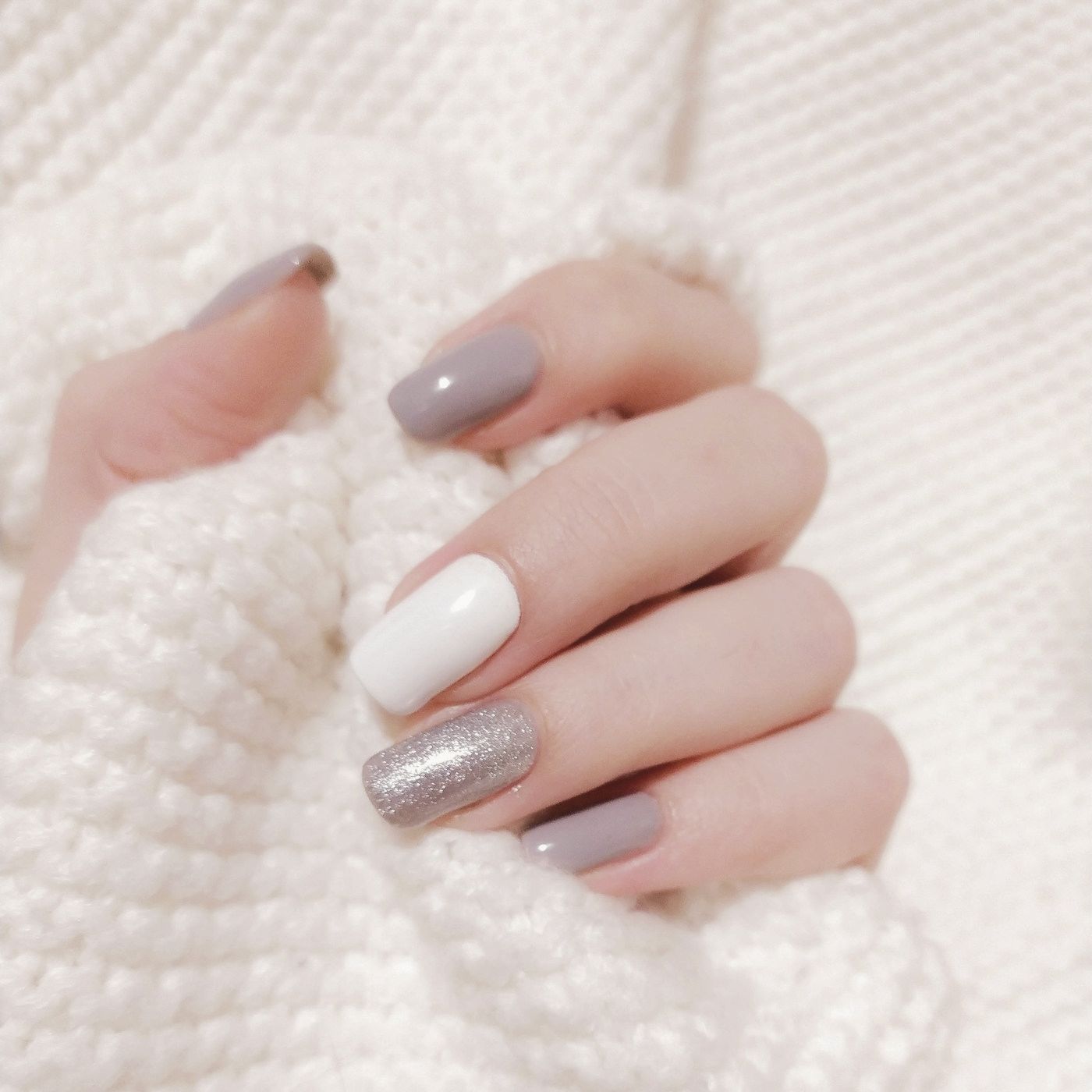 Nägel mit Shellac in Nude- und Grautönen